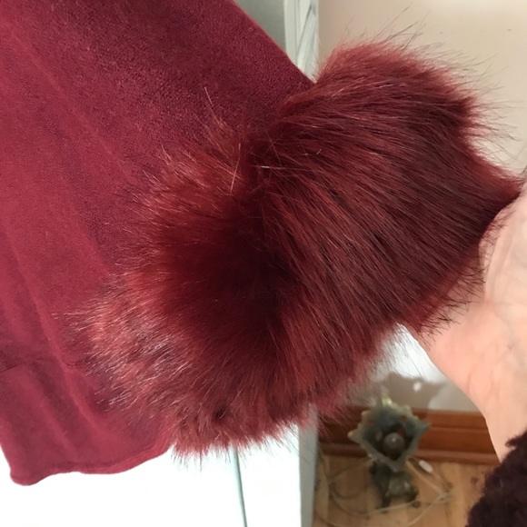 VINTAGE Poncho like One size fit all. Burgundy with fake fur . No brand name. - Picture 3 of 5